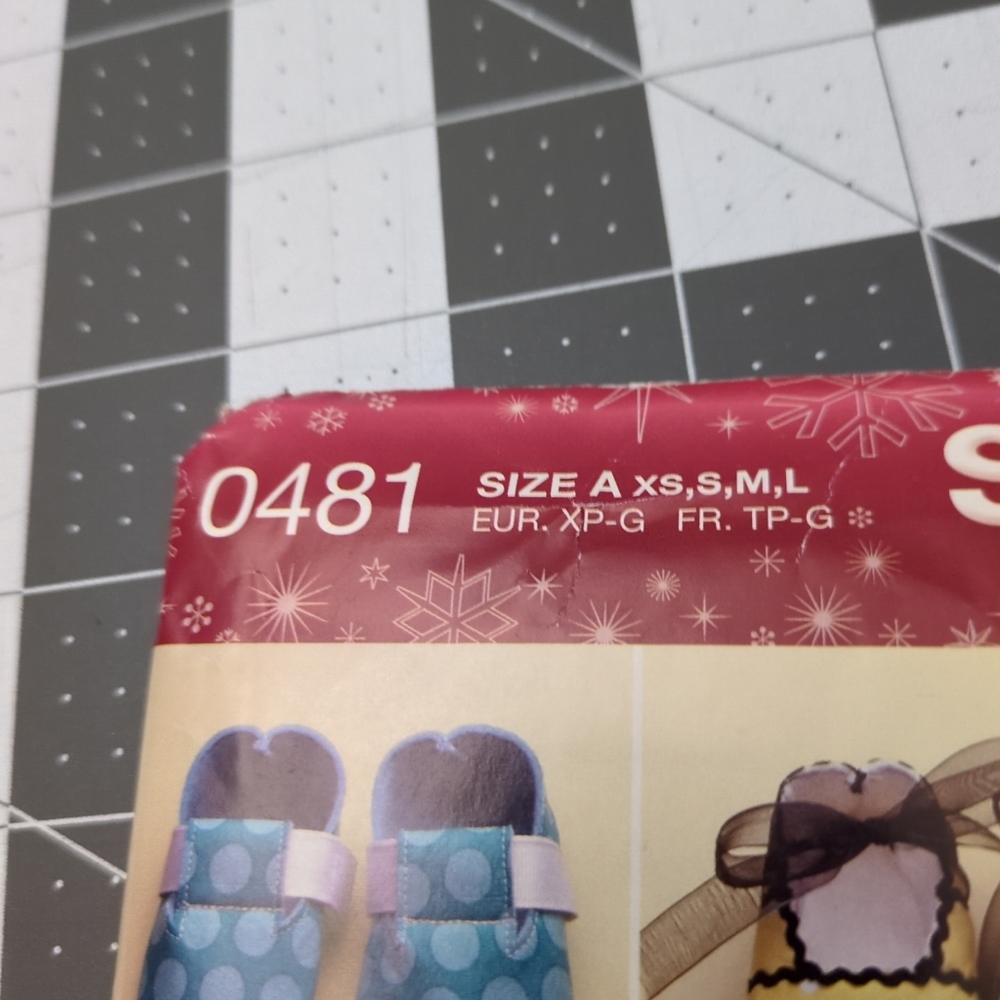 Simplicity Kids Slippers Pattern Uncut - Picture 2 of 3